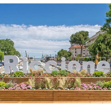 ホテル Urania Fogliano Marina エクステリア 写真