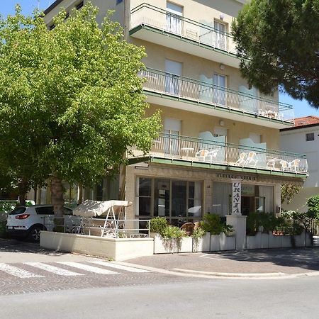 ホテル Urania Fogliano Marina エクステリア 写真