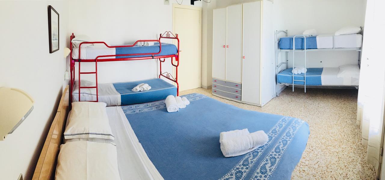 ホテル Urania Fogliano Marina エクステリア 写真
