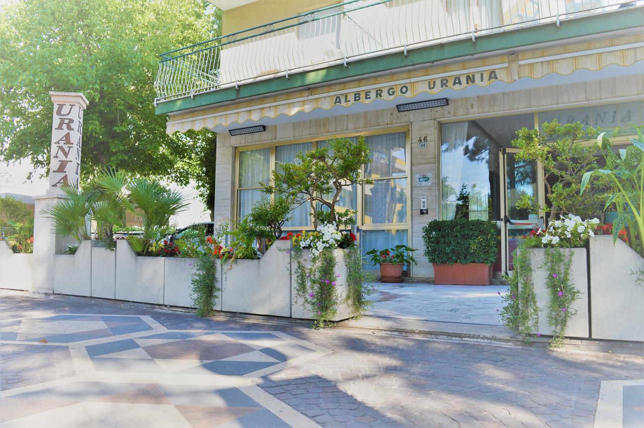 ホテル Urania Fogliano Marina エクステリア 写真
